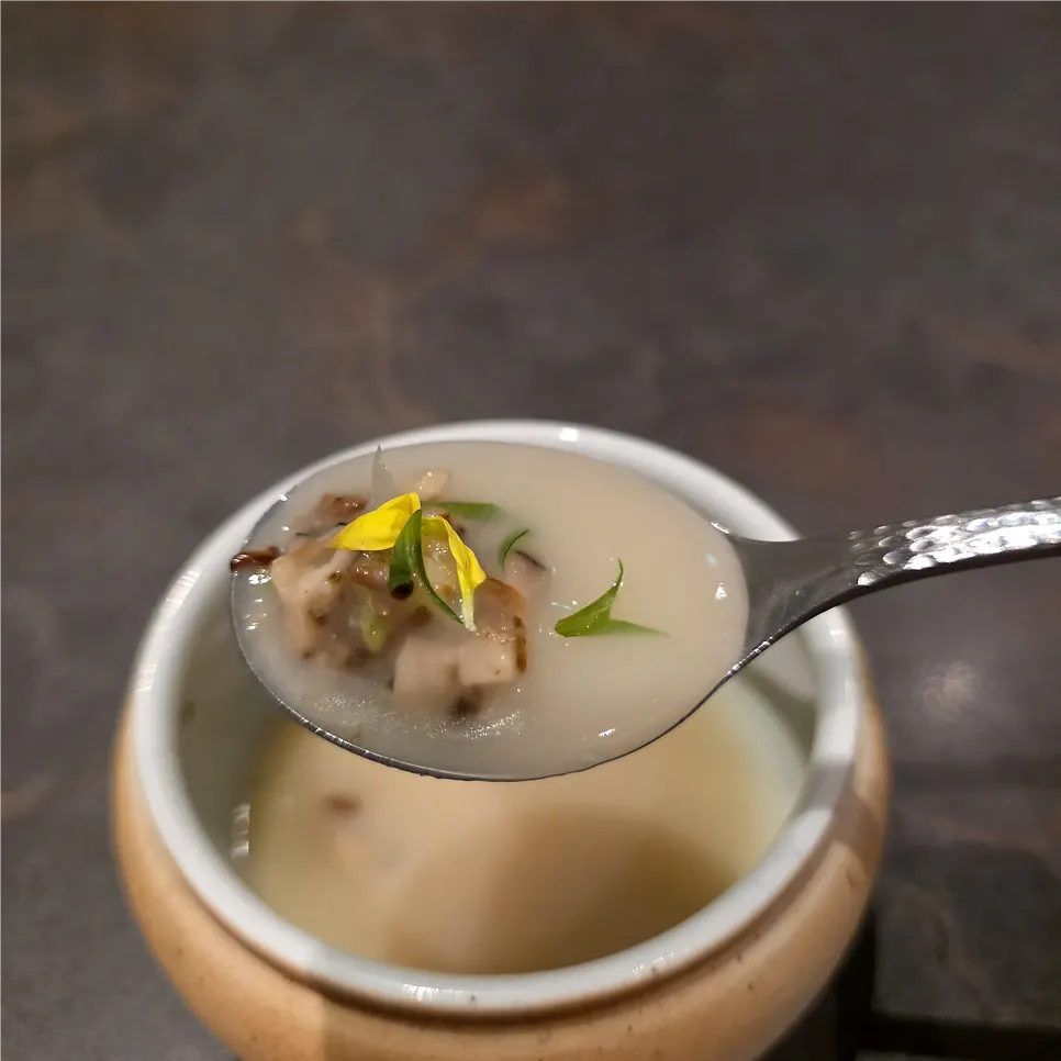 코스 첫 메뉴 우·계 진죽