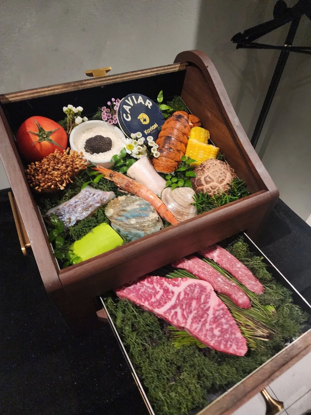Course ingredients in a wooden case