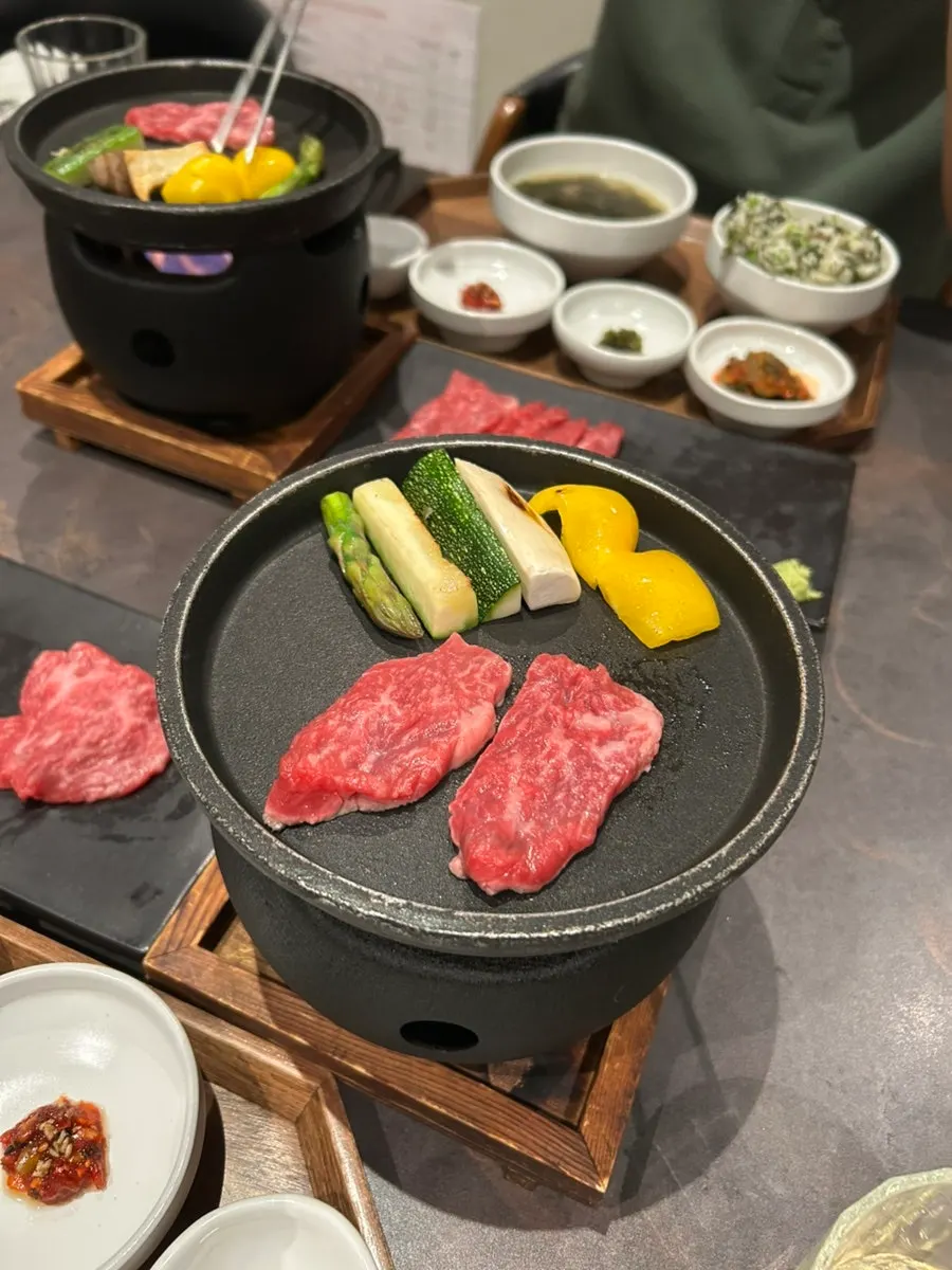 개인 화로에 올린 1++ 한우
