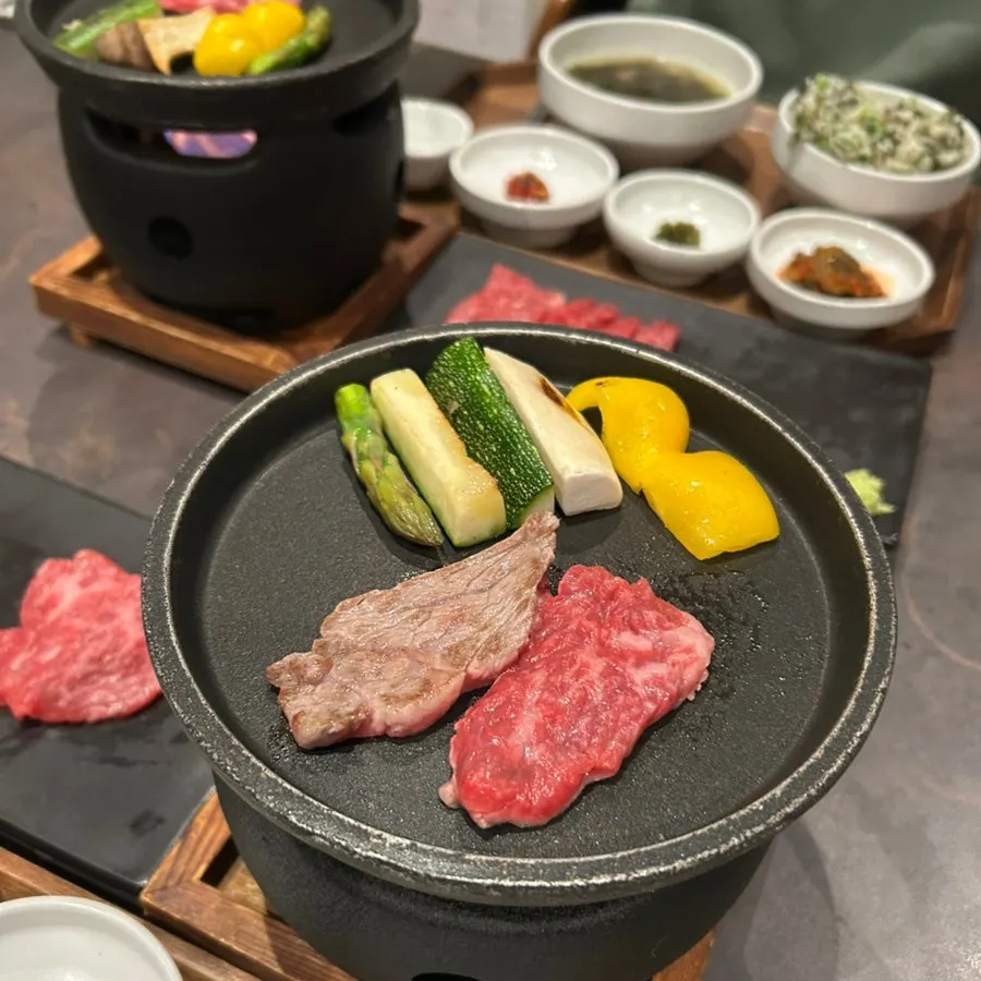 미니 화로에서 구워지는 한우