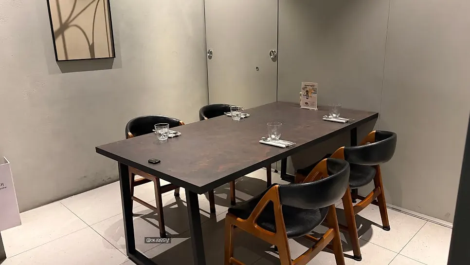 Inside one of Usu's private rooms