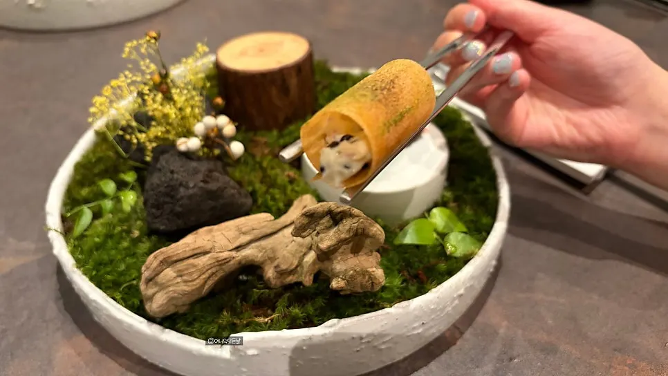 Bite-sized dish topped with scallop, clam, and gamtae