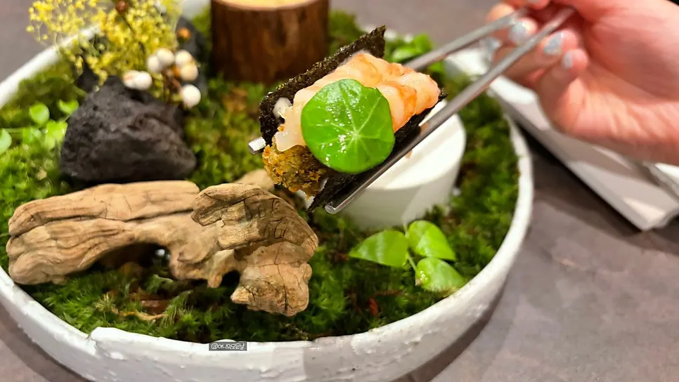 Bite-sized dish of grilled seaweed with pollack roe and abalone-innard rice
