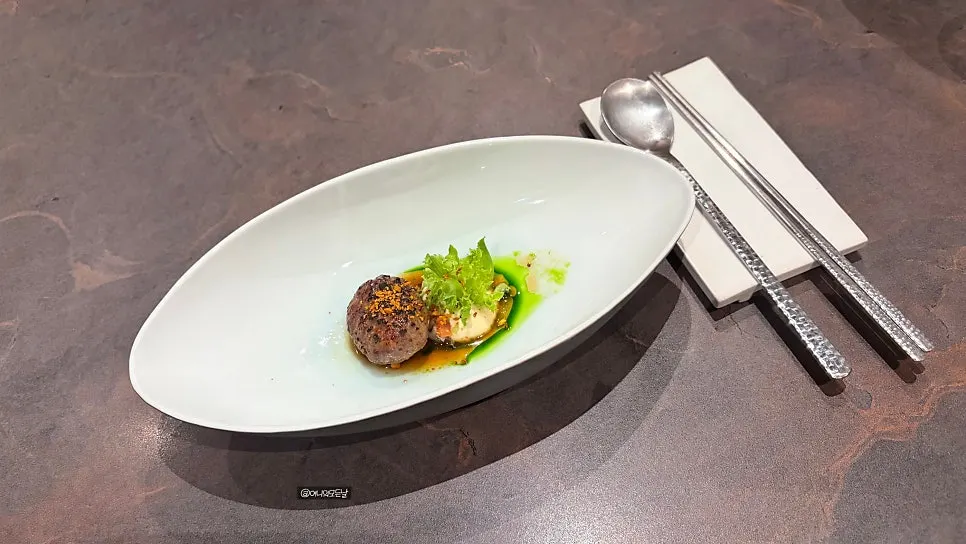 Hanwoo tteokgalbi served with celeriac purée