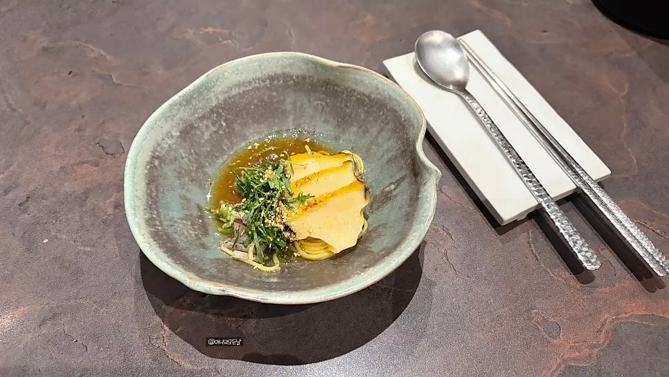 Five-color gardenia noodles topped with abalone