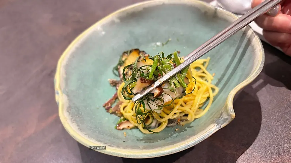 Gardenia noodles with gamtae dressing and mustard-garlic sauce