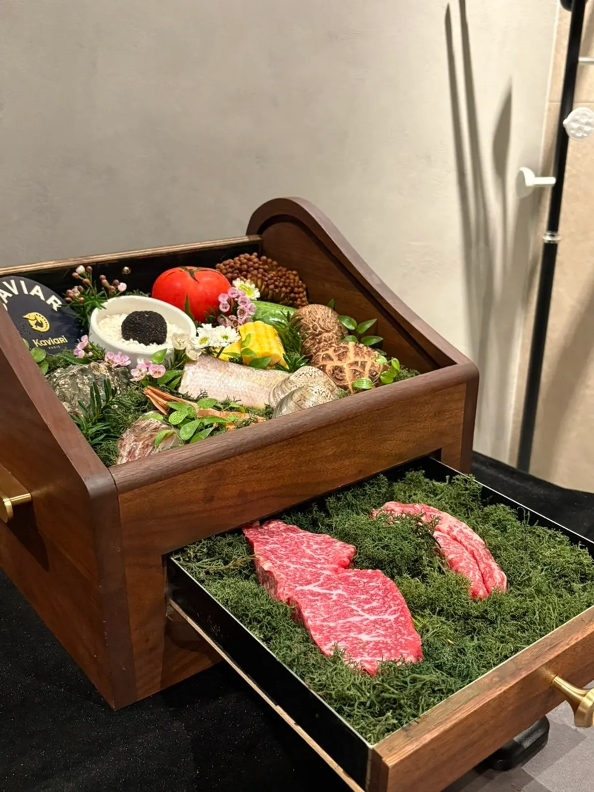 디너 B코스 식재료가 담긴 쇼잉함