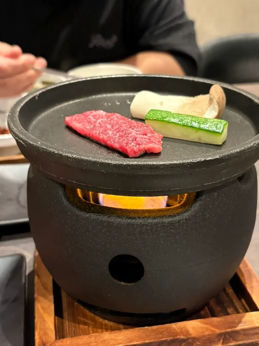 초벌된 야채와 한우 등심 세팅