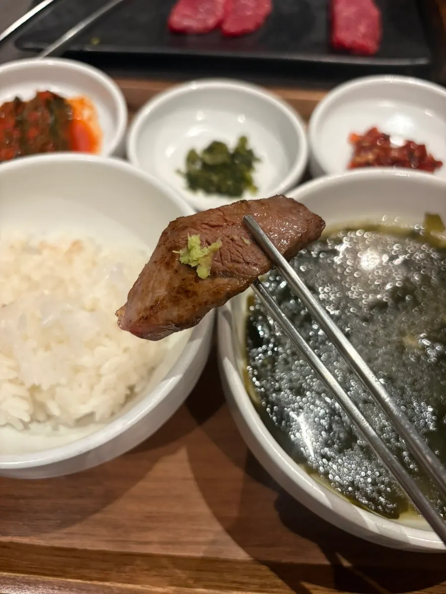 두툼하게 구워낸 한우 1++ 등심