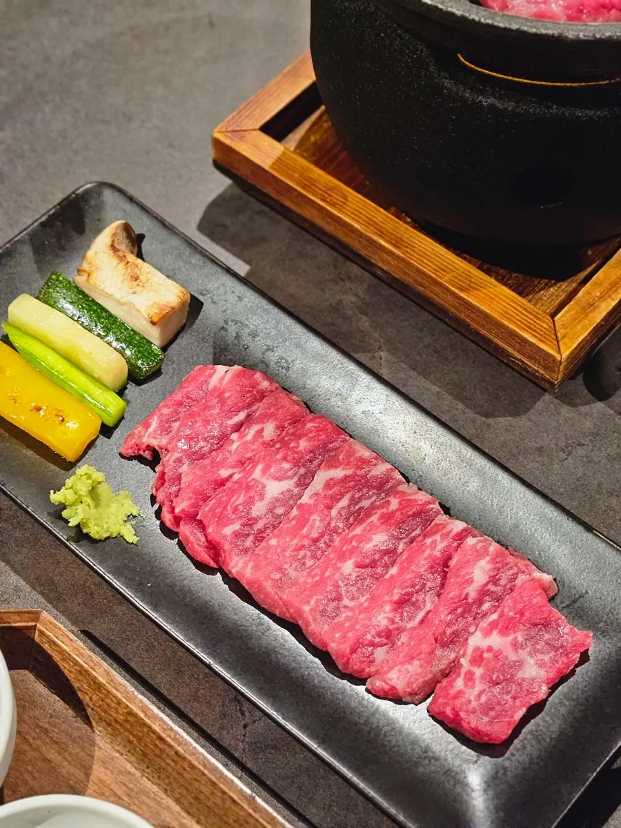 한우미역국과 밥, 김치 반상 구성