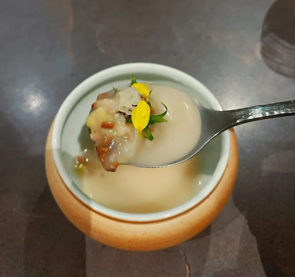 Close-up of the jindeuk with white jelly mushrooms
