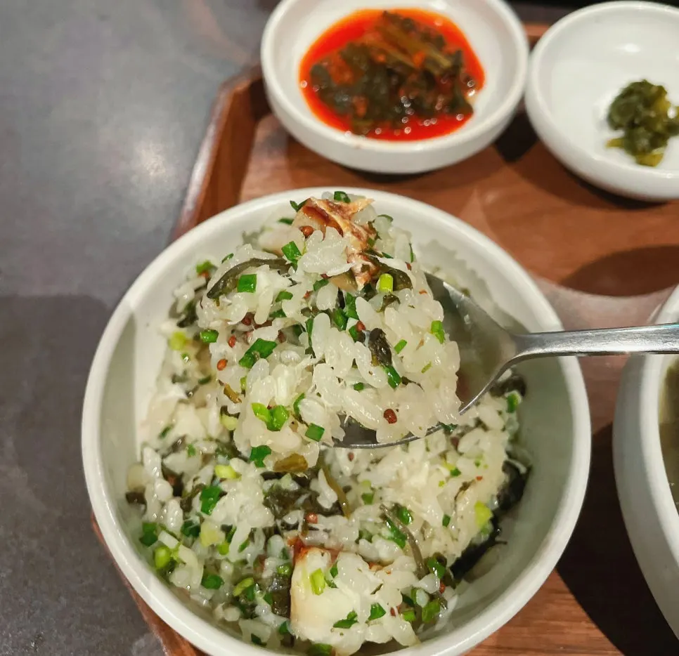 Rice table served with seaweed soup and side dishes