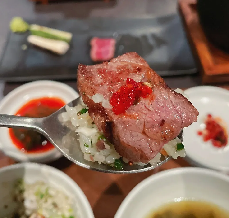 1++ hanwoo sirloin grilling over charcoal
