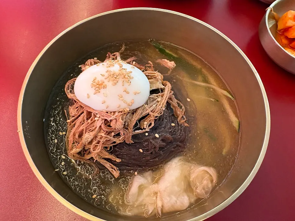 Hongdukkae mul-naengmyeon topped with garnish