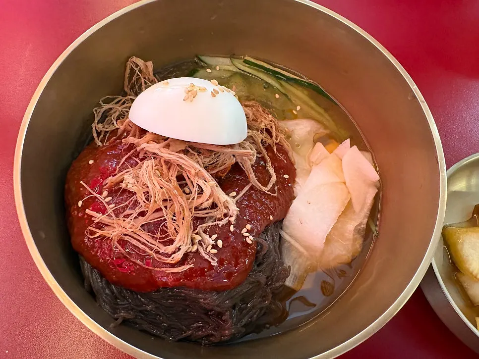 Hongdukkae bibim-naengmyeon topped with beef