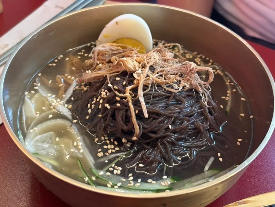 Hongdukkae naengmyeon served in a large bowl