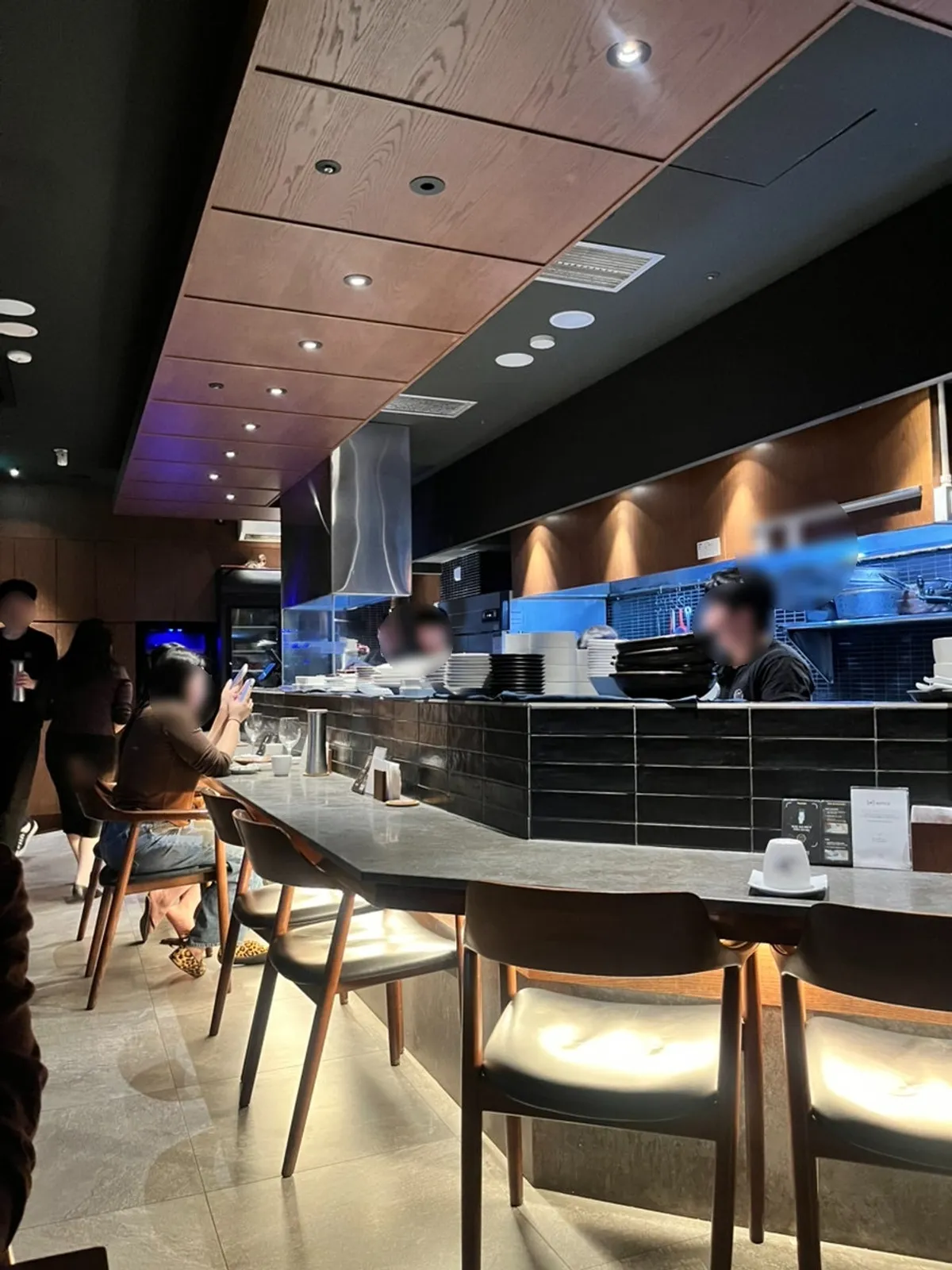 フォールディングドアを開けたOrot Robata店内