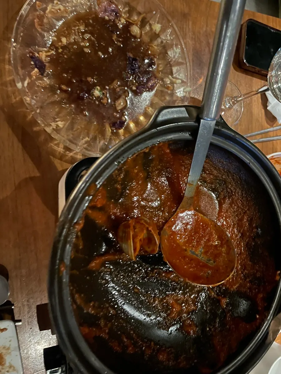식사를 마친 테이블 사진