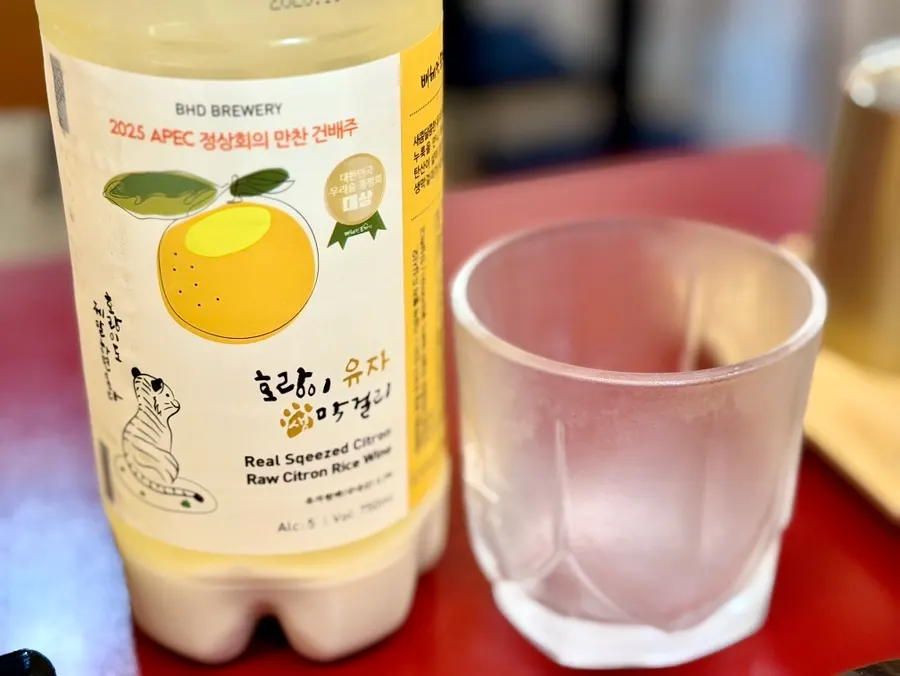 테이블에 차려진 수육과 반찬