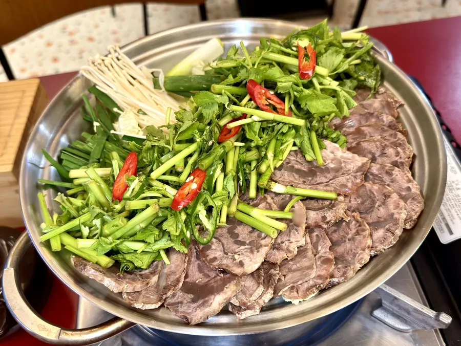 잔에 따른 유자막걸리와 수육