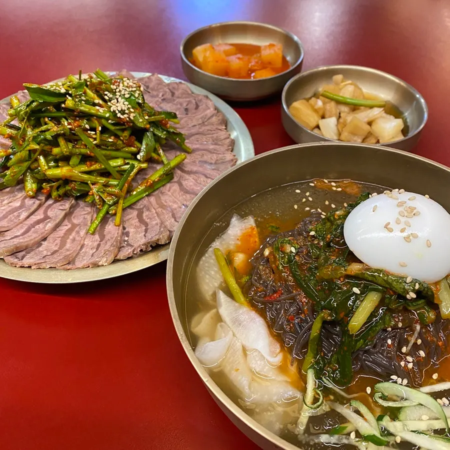 얇게 썬 아롱사태와 미나리무침 한 접시