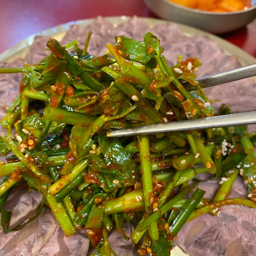 아롱사태 한 점에 올린 미나리무침