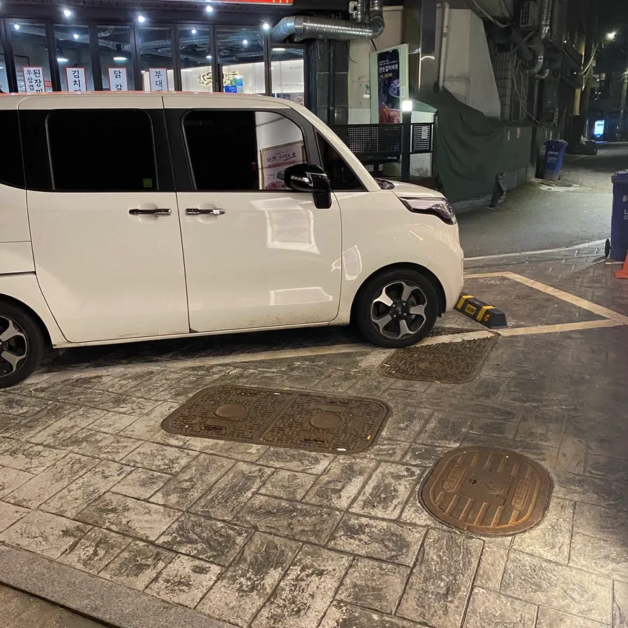 밤에 본 호랭이곳간 공덕점 입구
