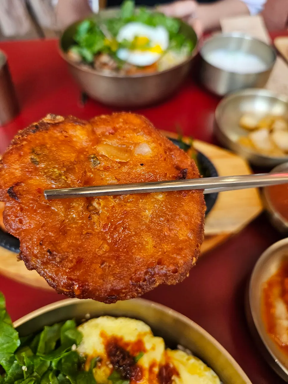 바삭한 가장자리가 보이는 미니김치전
