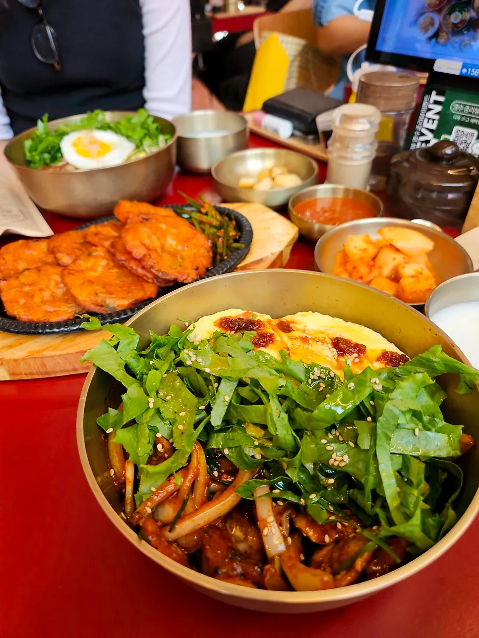 밥과 고기, 채소가 함께 담긴 한 상