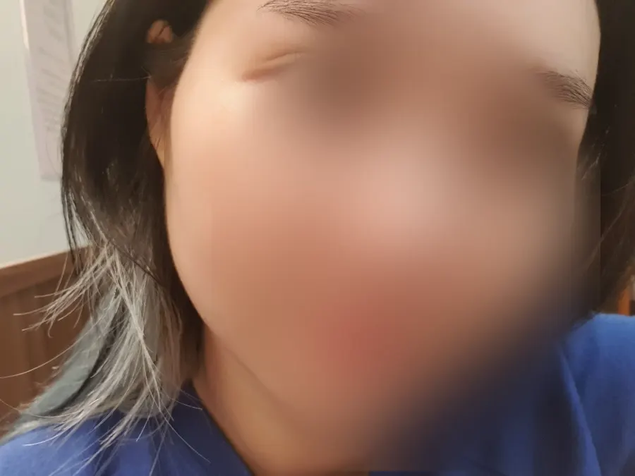 Bare, volume-less natural lashes before extensions