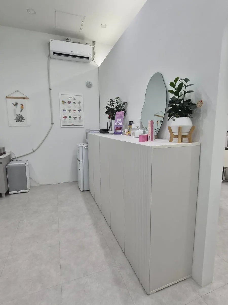Spacious treatment bed for lash procedures