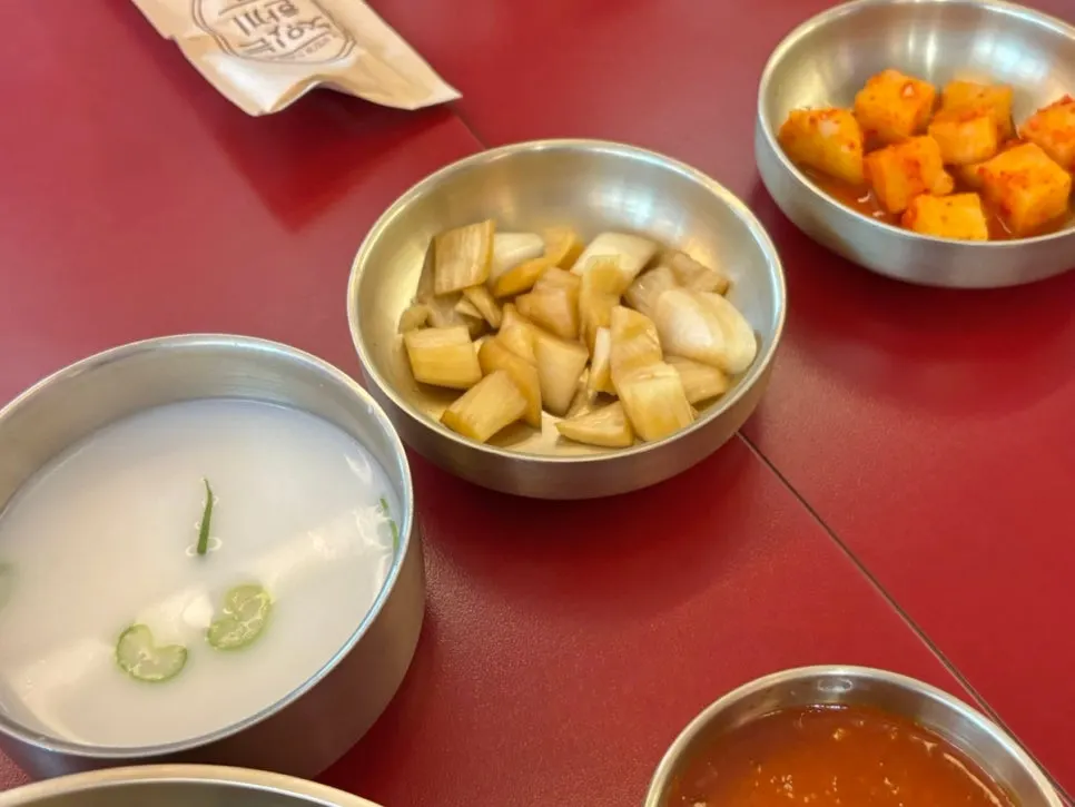 주문한 육회비빔밥 한 상 차림