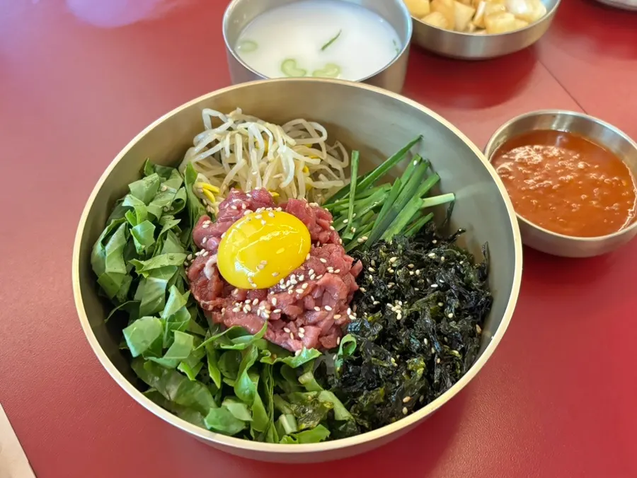 노른자가 올라간 육회비빔밥 클로즈업