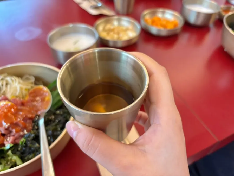육회와 채소가 푸짐한 비빔밥과 헛개수