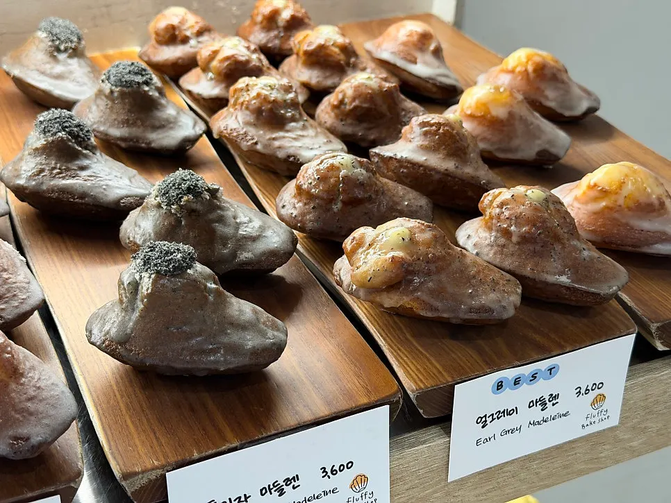 여러 맛으로 준비된 마들렌 종류