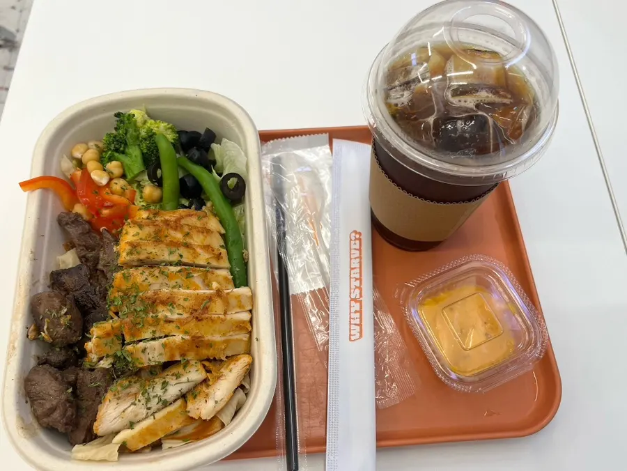 트레이에 담겨 나온 마라 치킨 두부면 프로틴박스 한 상