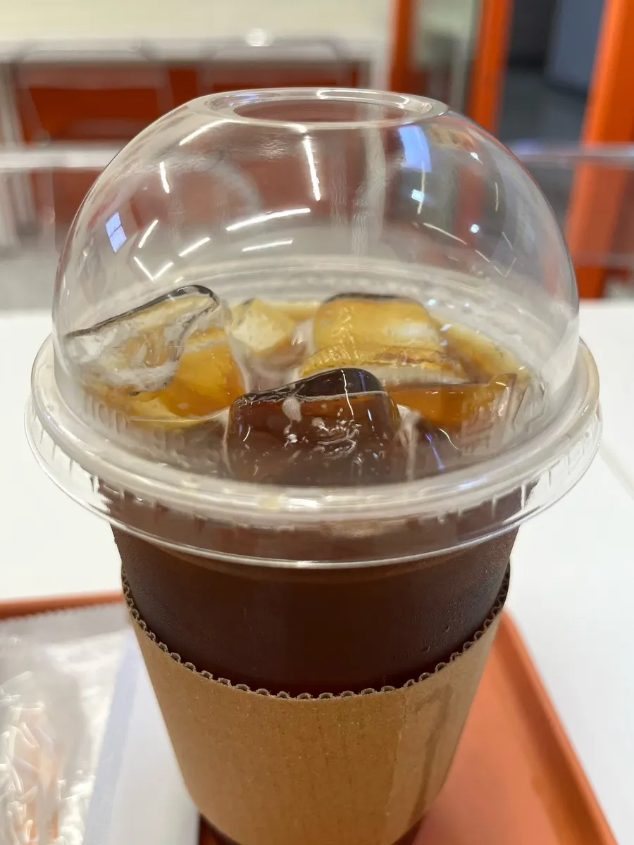 스리라차 소스를 곁들인 두부면 한 입