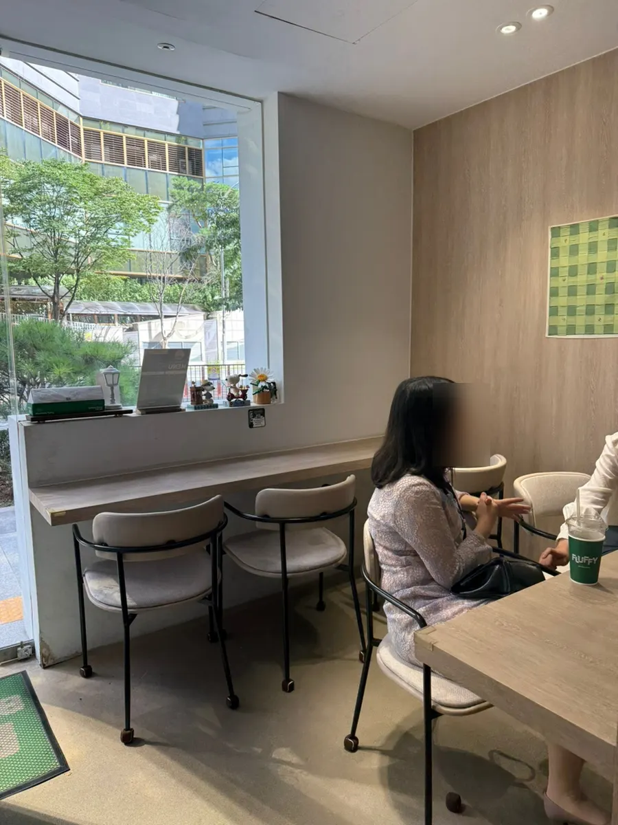 우드톤과 화이트로 꾸민 매장 내부