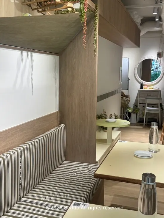 Window seating and atmosphere at HEOD Gongdeok