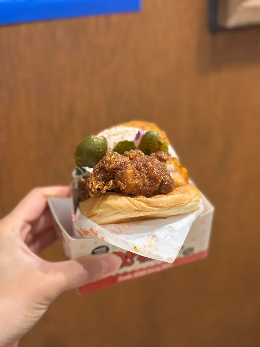 피클이 들어간 핫치킨 버거