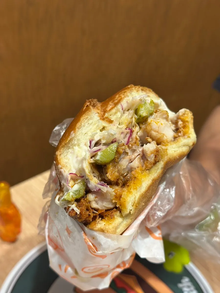 도톰한 피클과 치킨버거