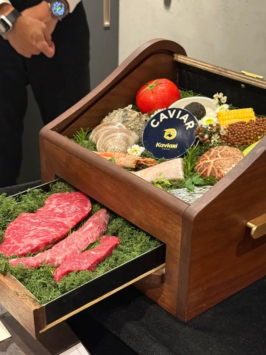 Hanwoo and ingredients inside the showing box