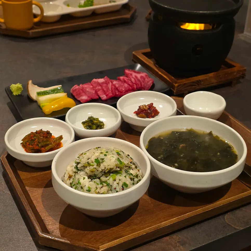 제철 생선 솥밥과 나물 반상