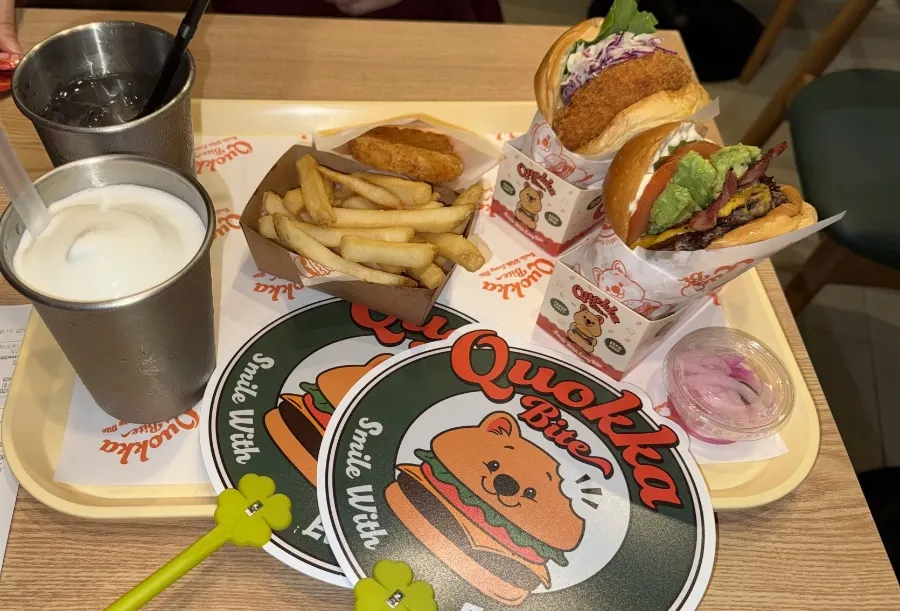 아보카도 스매쉬 바이트와 통새우 새우 버거 세트 상차림