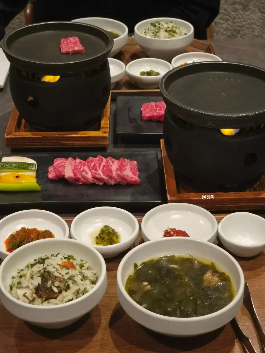 화로에 올린 한우 등심과 야채