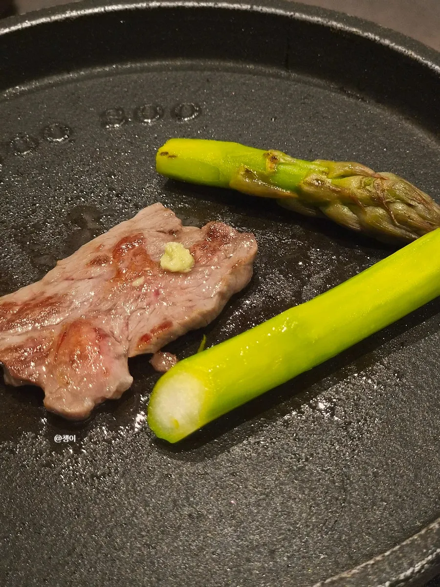 노릇하게 구워진 한우 등심과 곁들임 반찬