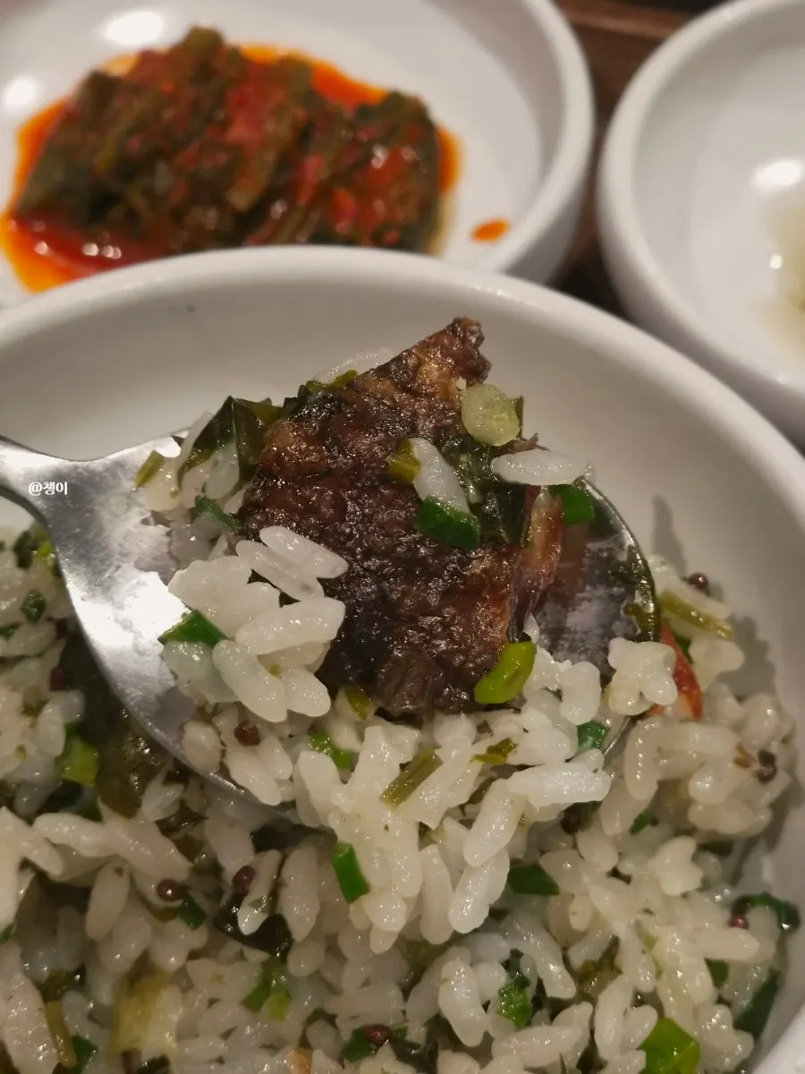 제철 생선 솥밥을 덜어 담은 공기