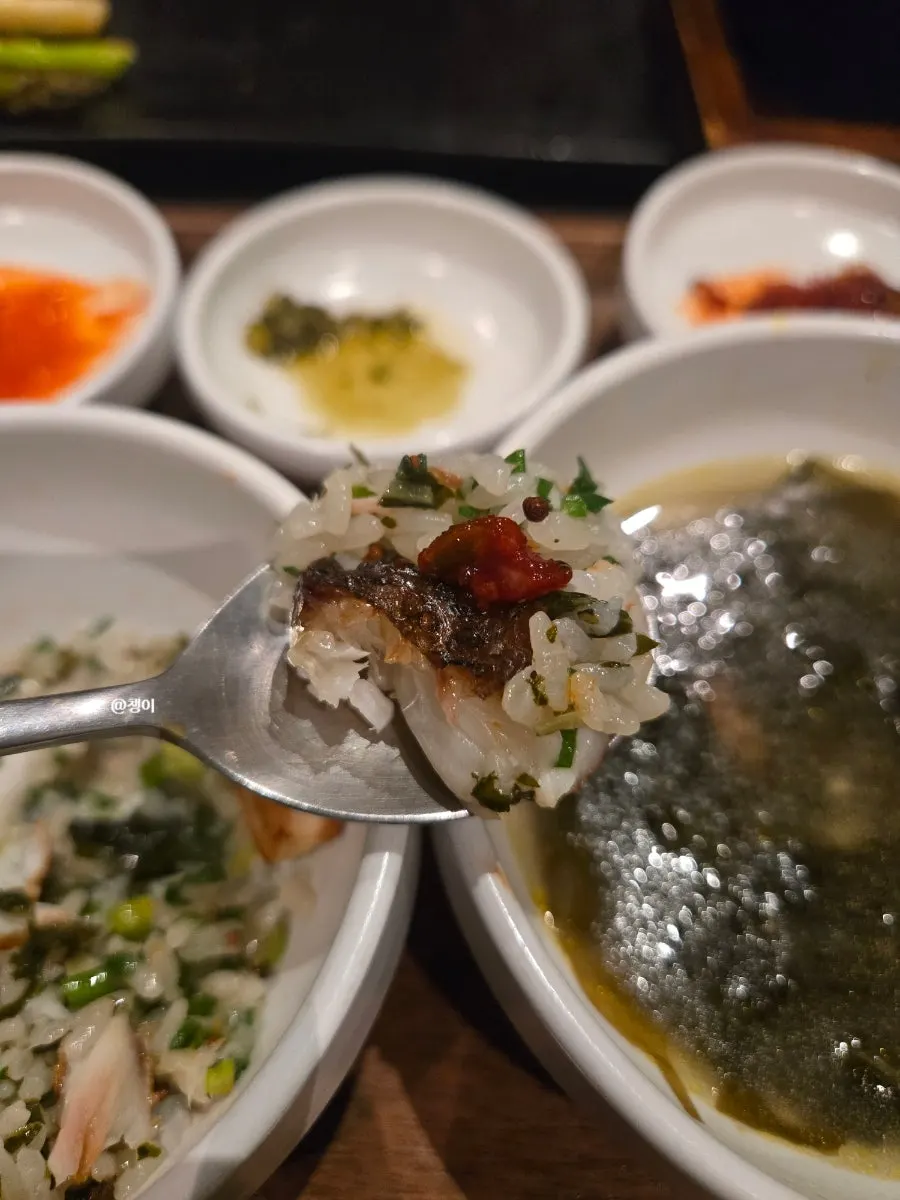 솥밥과 미역국, 찬으로 차려진 반상