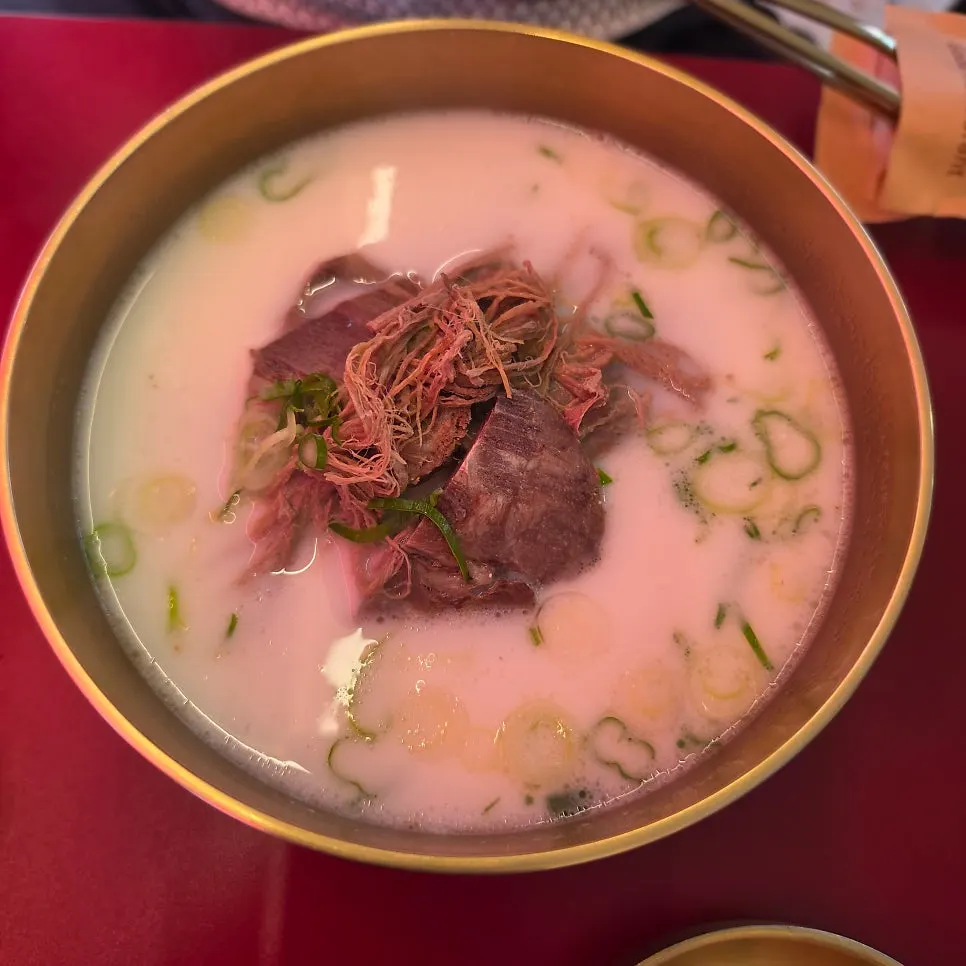 장아찌와 깍두기로 구성된 밑반찬