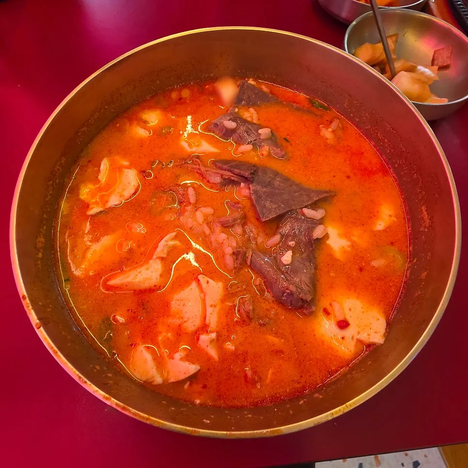 상에 함께 차려진 사골밥과 얼큰순두부사골밥